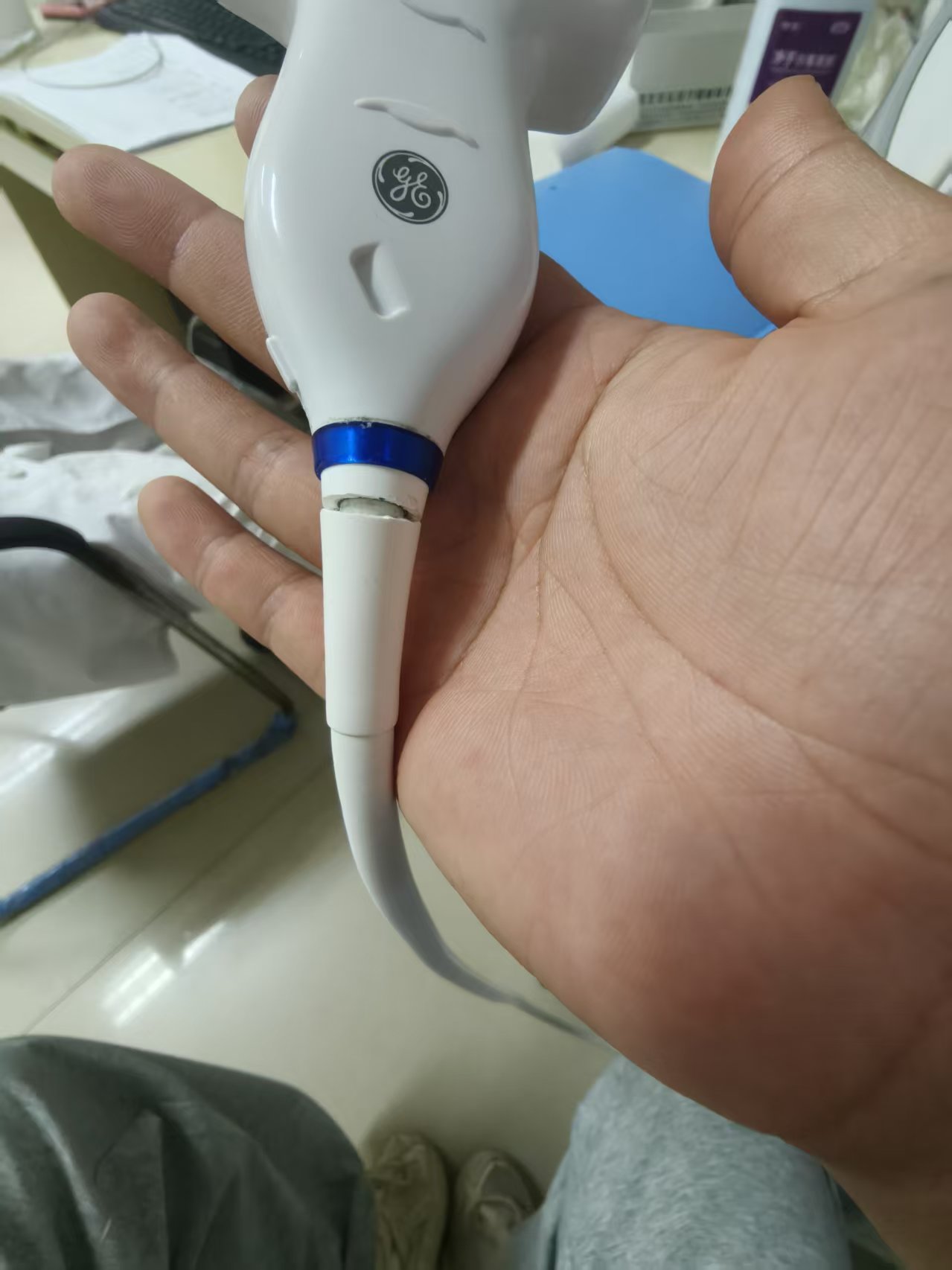 GE C1-6-D探头尾套破裂，线缆破损(图1)